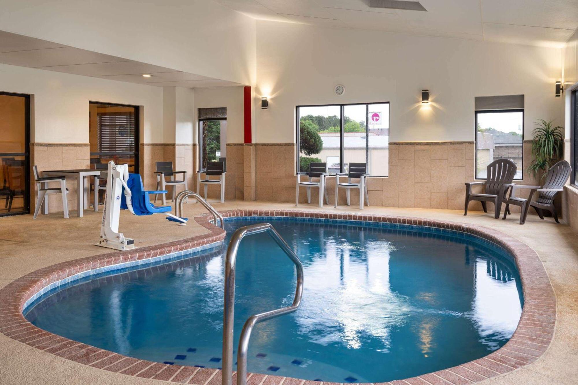 Ramada By Wyndham Locust Grove Hotell Exteriör bild